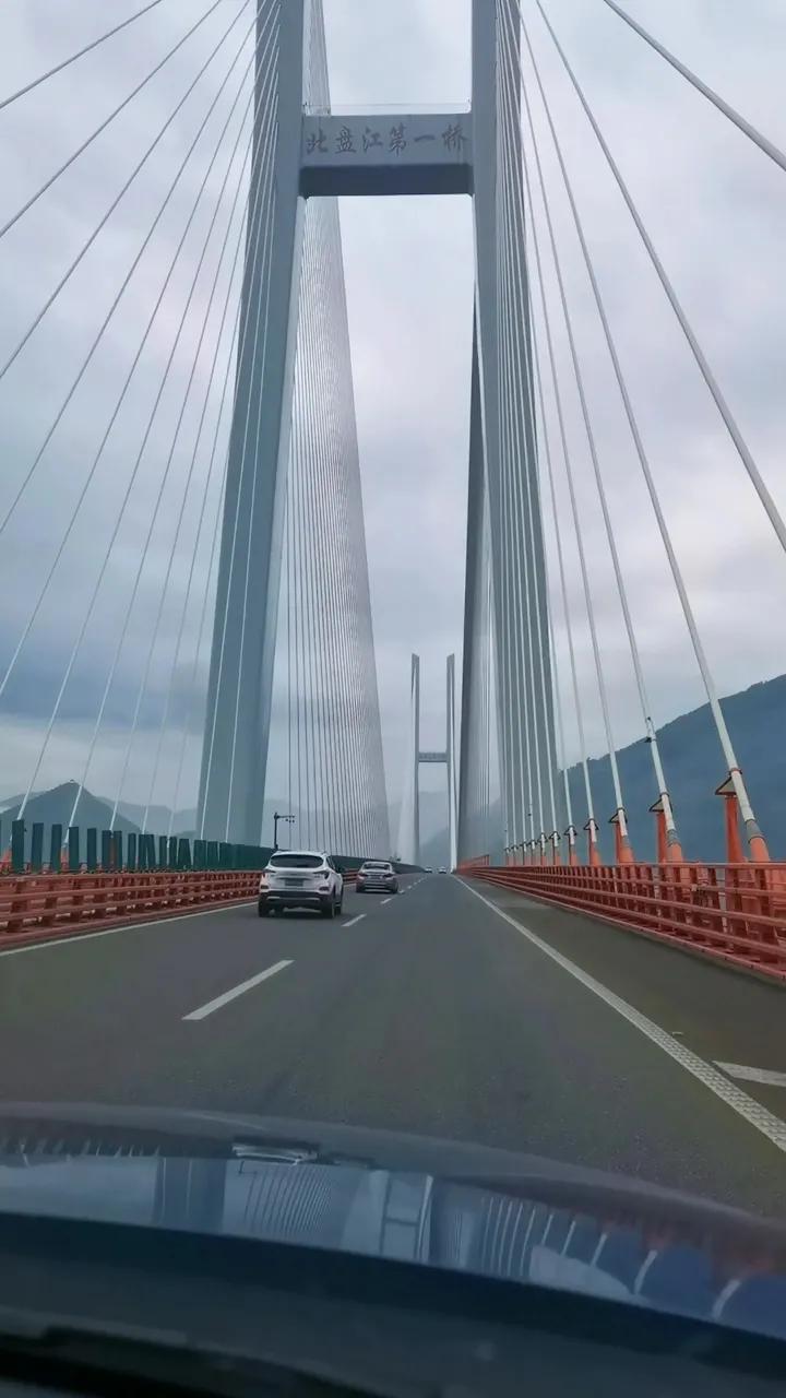 两人开车一天开900公里可以吗？