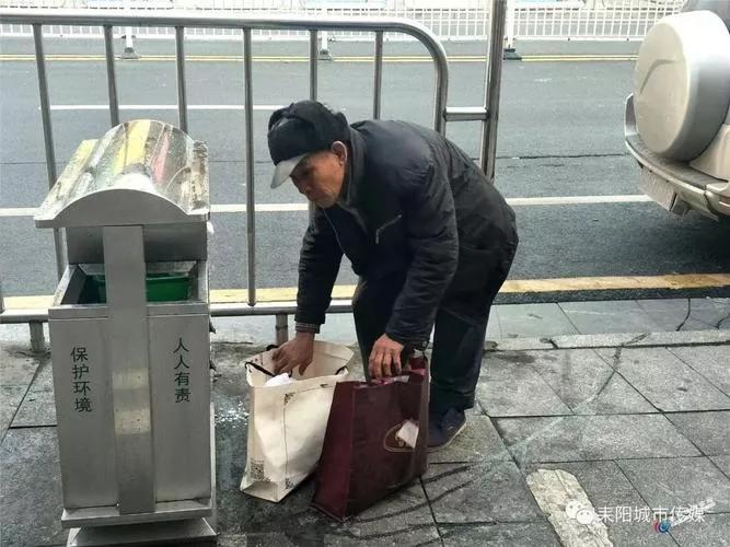 翻10吨垃圾找回10万（老年人退休后又不缺钱用，为什么还去翻垃圾箱捡垃圾？）
