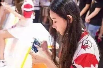[女子冲到车前碎碎念]女生说碎碎念是什么意思？
