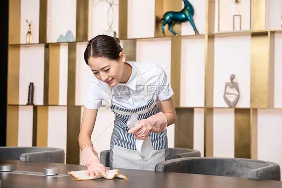 [跟保姆结婚并赠房产]林生斌资助保姆孩子读书是真的吗？