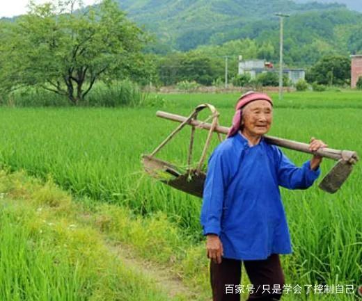 [穿病服老人医院干活]70岁老人经常干活行吗？