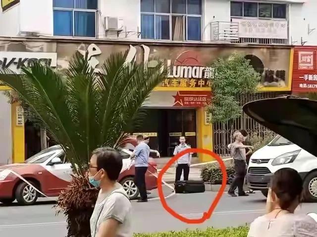 [杀儿女藏尸行李箱]如何看待四川资阳电缆井发现的行李箱藏尸案？尸体惨遭分尸已成白骨，被害超过一年，这案件还有希望查出吗？