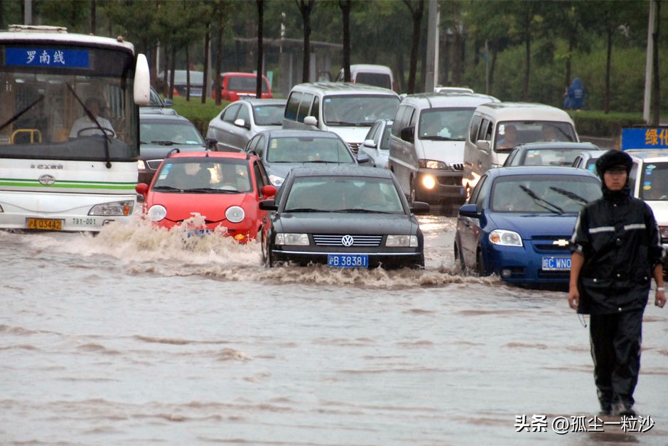 极端暴雨怎么来的