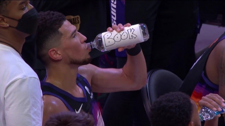 NBA和CBA球员喝水的杯子、水瓶或者饮料瓶是共用的吗?还是各用各的? NBA和CBA球员喝水的杯子、水瓶或者饮料瓶是共用的吗?还是各用各的?