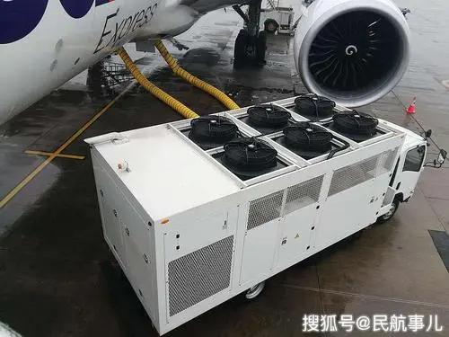 美客机险些撞上战机（飞行员驾驶战机在万米高空飞行，会不会感觉到冷？）