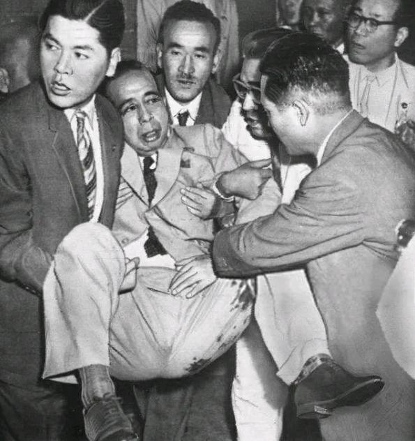 男孩枪杀亲人判100年（安倍晋三的袭击者会被判死刑吗？）