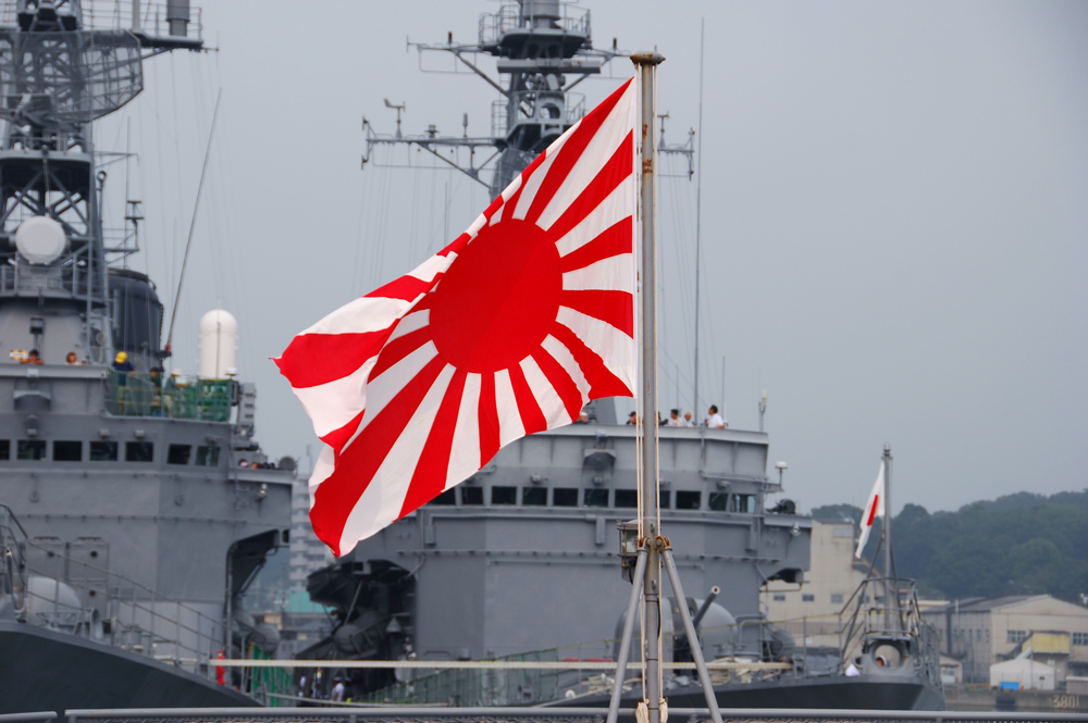 投日本军旗让游客踩