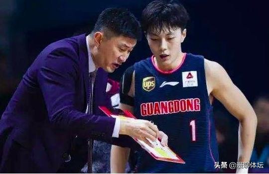 被新疆男篮训练营淘汰,无球可打的胡明轩是如何来到广东男篮的? 被新疆男篮训练营淘汰,无球可打的胡明轩是如何来到广东男篮的?