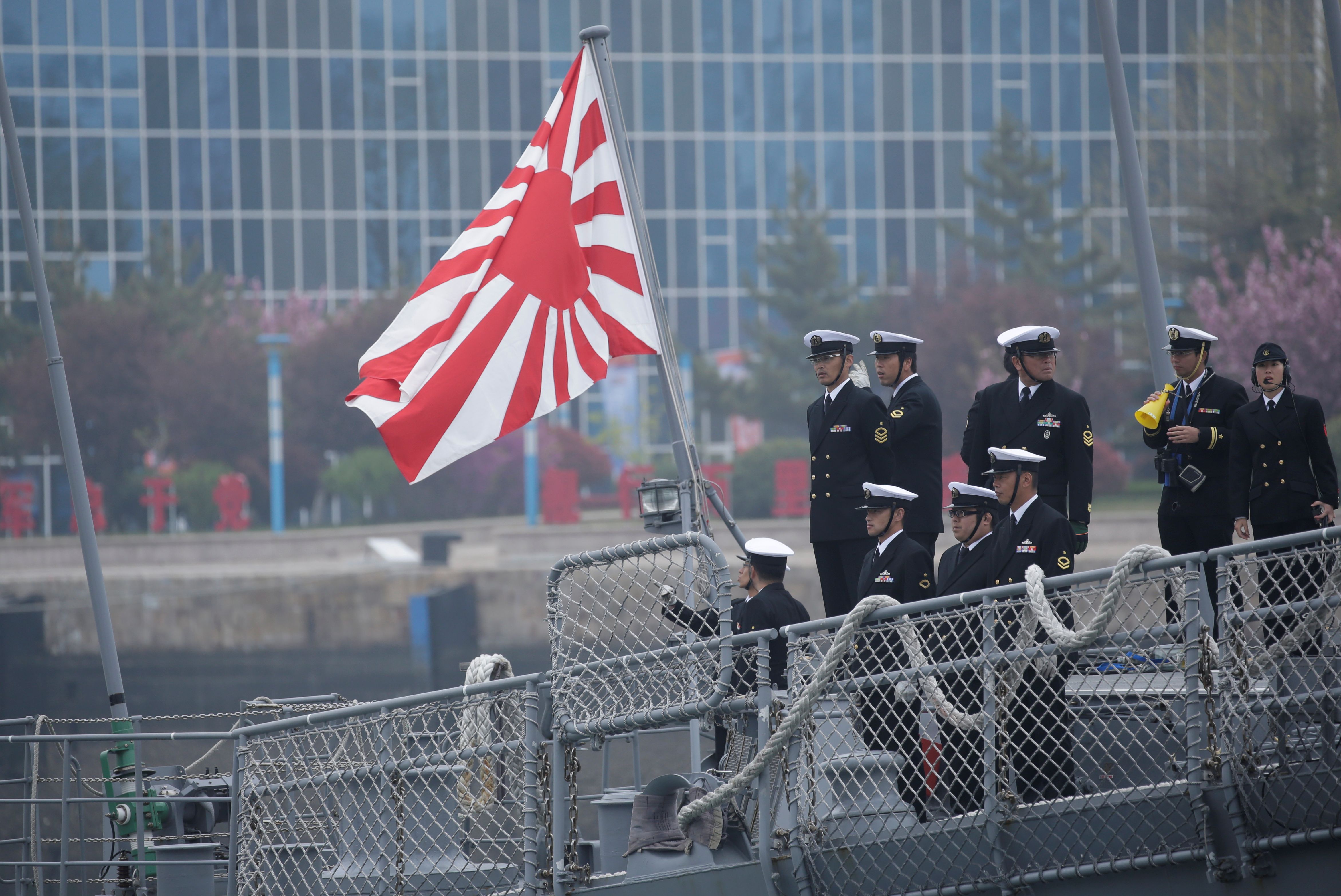 投日本军旗让游客踩