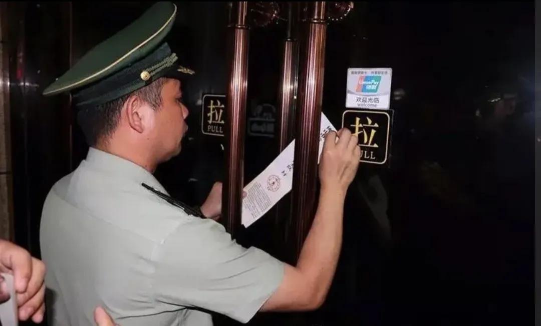 燃气泄露房东拒退款 （租房无法通过消防审核，房东拒绝退钱，百万损失谁来承担？）