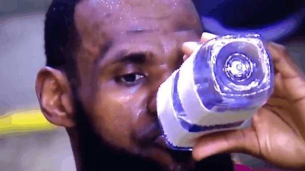 NBA和CBA球员喝水的杯子、水瓶或者饮料瓶是共用的吗？还是各用各的？