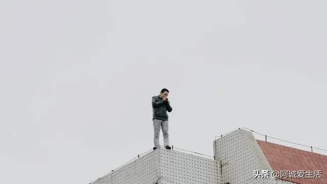 一分钟跳楼两次被救,
小区一周之内发生两次跳楼事件,刚交了三个月房租我是租还是搬走呢? 一分钟跳楼两次被救,
小区一周之内发生两次跳楼事件,刚交了三个月房租我是租还是搬走呢?