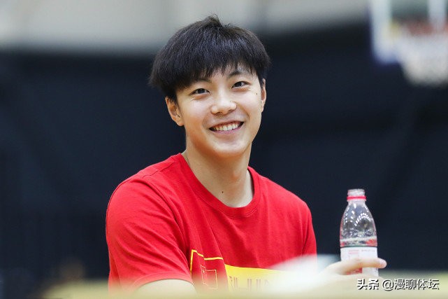 被新疆男篮训练营淘汰,无球可打的胡明轩是如何来到广东男篮的? 被新疆男篮训练营淘汰,无球可打的胡明轩是如何来到广东男篮的?