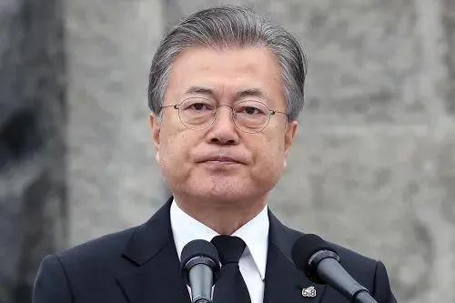 和女友内幕交易被拘