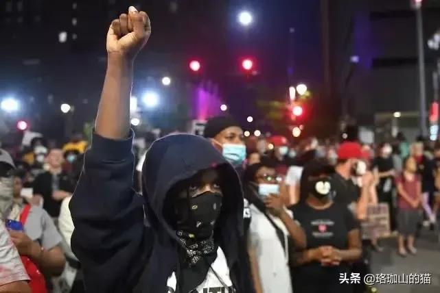 华盛顿大规模游行（华盛顿3月18日爆发反战游行，美国民众终于开始觉醒了吗？）