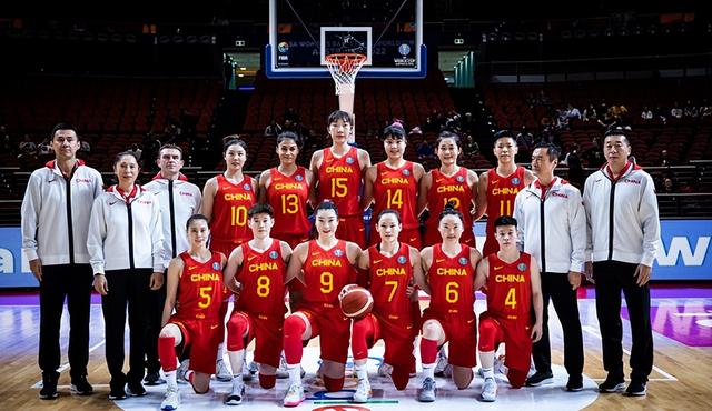 霸气！来自NBA第一人的詹姆斯，为何要发视频祝福中国女篮呢？：詹姆斯指导男女篮