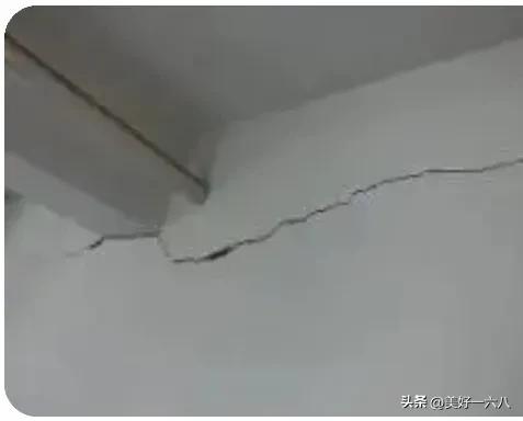 女生一人住员工宿舍，与隔壁男保安就隔了一个空心墙，且墙顶上还有缝隙，安全吗
