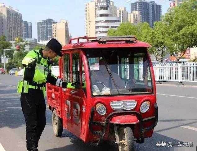 老头乐排队上高速（再遭禁令，“老头乐”在劫难逃！解决社会难题该如何施以温情？）