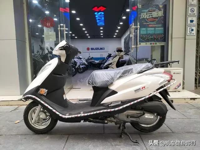 本田踏板125摩托车
