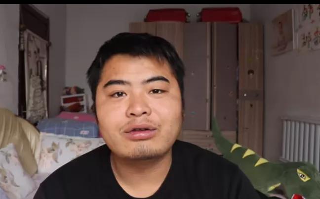 网红骂游戏推高价课（侯耀华收混血网红为徒，送宝石贴身自拍，为什么网友大骂：候家逆子？）