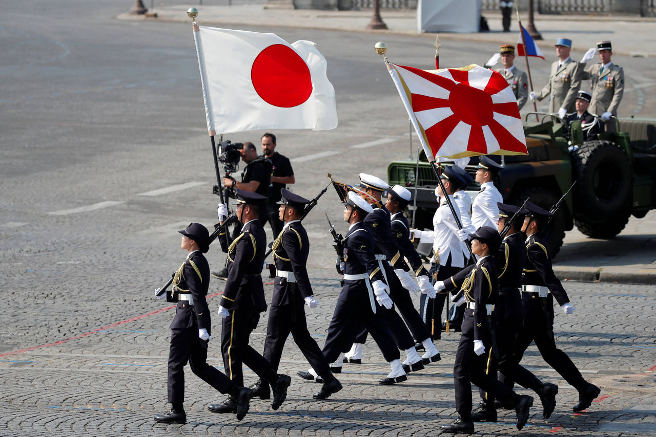 投日本军旗让游客踩