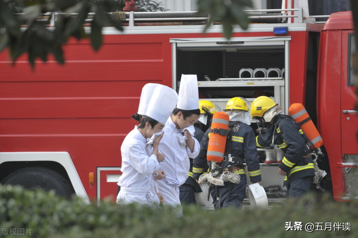 男子冲进女厕救人遭质疑！都这时候了，谈男女有别的都是什么人？：医学生救人被质疑