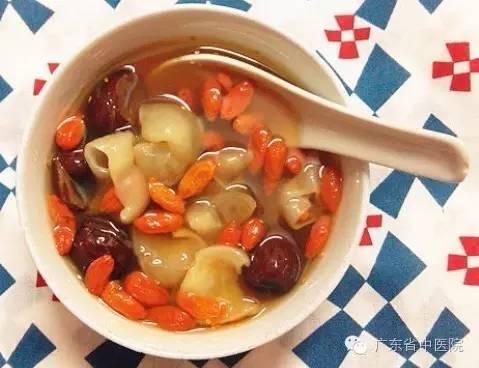 花胶鱼翅煲汤适合人群 2026年花胶鱼翅汤有什么好处