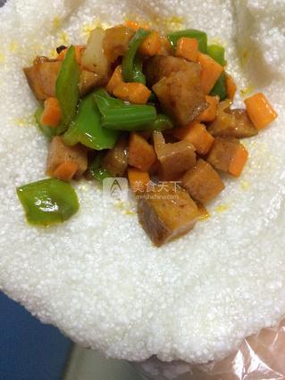 1. 青椒和胡萝卜洗净切丁，香肠直接切丁备用