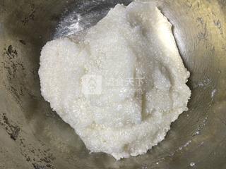 1. 青椒和胡萝卜洗净切丁，香肠直接切丁备用