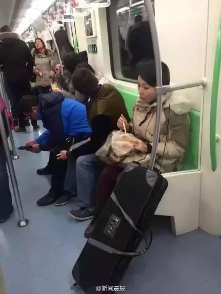 “鸡爪女”改在地铁吃麻辣烫，可能是炒作，别再理她了