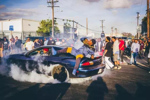 男人都想尝试这辆车,只不过一般人基本买不到