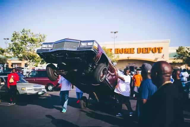 男人都想尝试这辆车,只不过一般人基本买不到