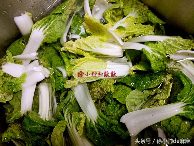冬季餐桌上最常见的黄心菜，除了做烫菜，这样简单炒也很美味！