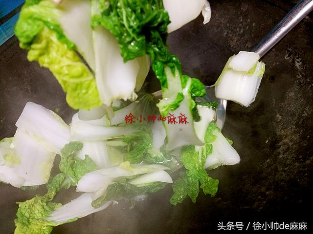 冬季餐桌上最常见的黄心菜，除了做烫菜，这样简单炒也很美味！