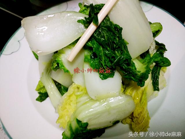 冬季餐桌上最常见的黄心菜，除了做烫菜，这样简单炒也很美味！