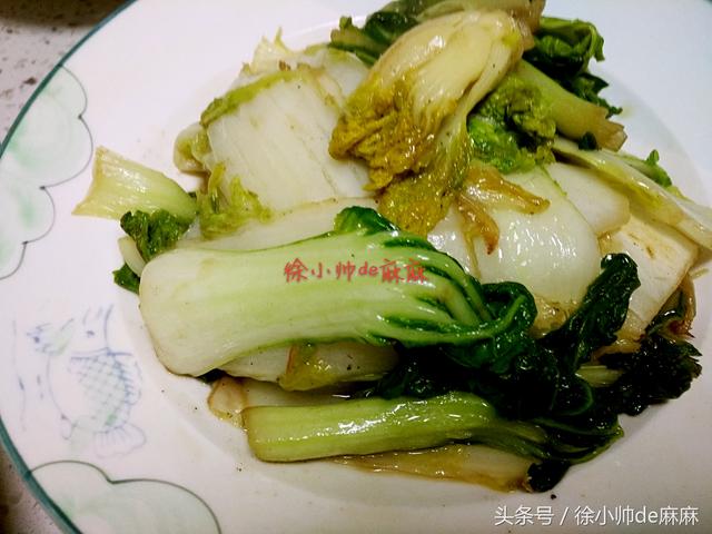 冬季餐桌上最常见的黄心菜，除了做烫菜，这样简单炒也很美味！