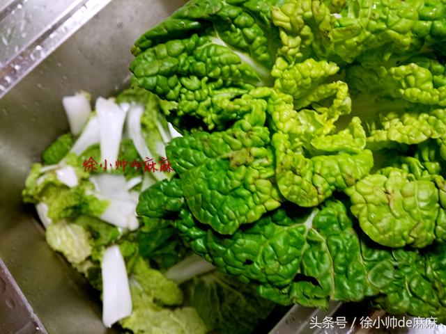 冬季餐桌上最常见的黄心菜，除了做烫菜，这样简单炒也很美味！