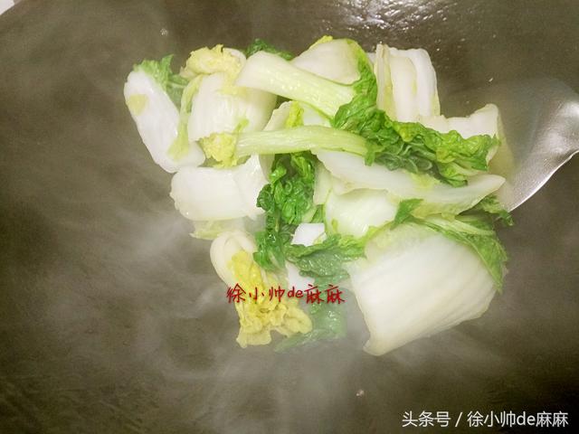 冬季餐桌上最常见的黄心菜，除了做烫菜，这样简单炒也很美味！
