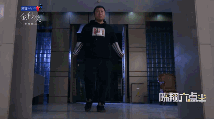 奥特曼当街狂跳广场舞，中国人T恤上英语被老外嘲笑｜视频推荐