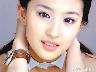 眼角长斑是什么原因引起的？中医说：太阳穴长斑的人易抑郁！