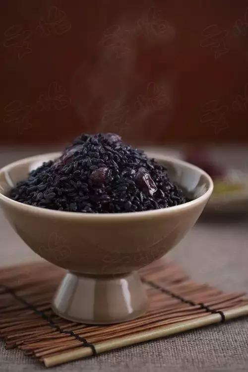 用电饭锅煮黑米要多久熟（这碗黑乎乎的饭）
