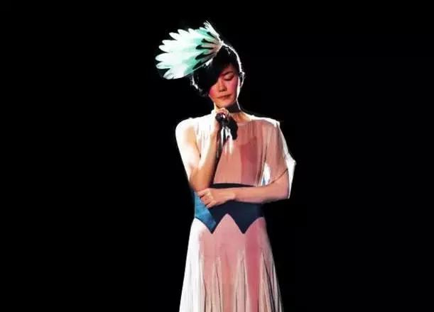 要逆天!炫酷吉他指弹伴奏版本的《红豆》,你一定没听过!