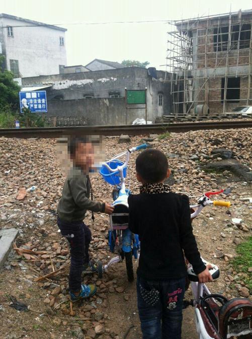 dnf婴儿车（2名6岁男孩骑童车迷路 铁警挨户寻找其家人）