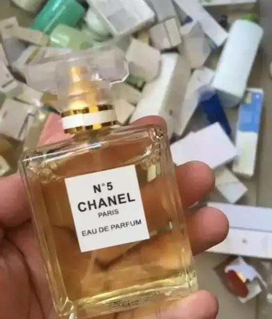 你往嘴上涂的资生堂、NARS、伊蒂之屋可能是假的！制作过程看吐了