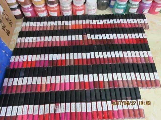 你往嘴上涂的资生堂、NARS、伊蒂之屋可能是假的！制作过程看吐了