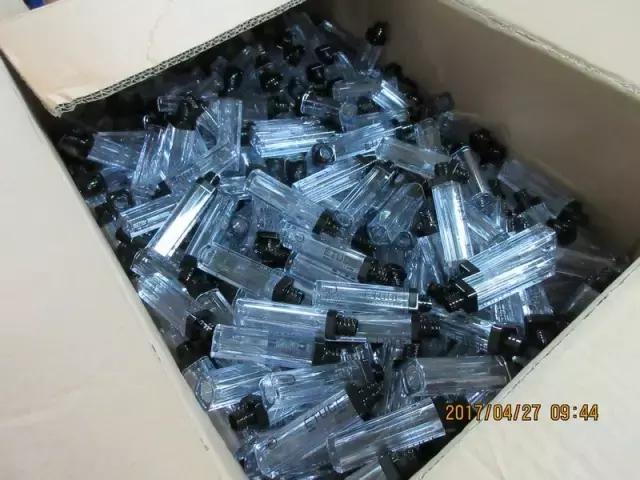 你往嘴上涂的资生堂、NARS、伊蒂之屋可能是假的！制作过程看吐了