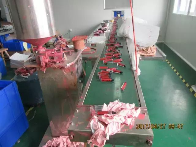 你往嘴上涂的资生堂、NARS、伊蒂之屋可能是假的！制作过程看吐了