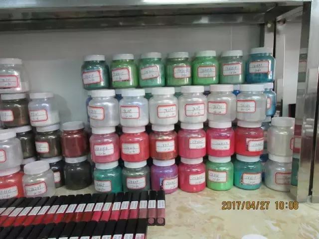 你往嘴上涂的资生堂、NARS、伊蒂之屋可能是假的!制作过程看吐了