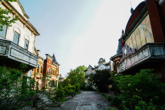 一座荒废16年的梦幻乐园