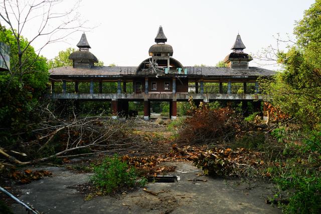 一座荒废16年的梦幻乐园